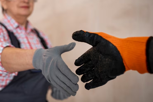 Cotton Work Gloves vs Dipped Gloves: Key Differences in Use and Protection